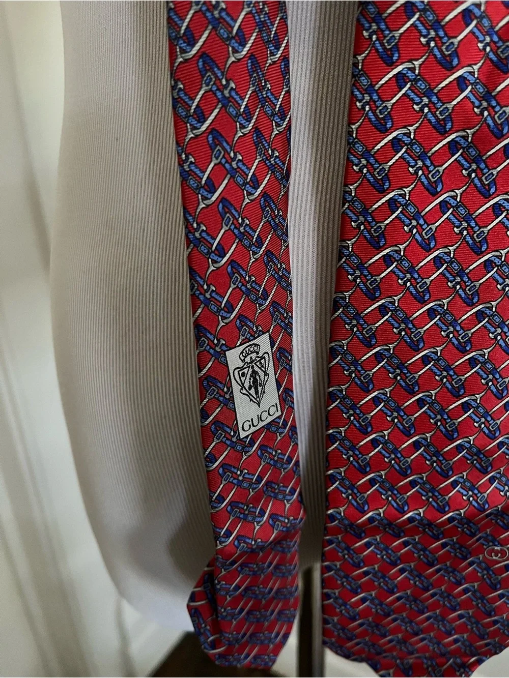 Vintage Gucci Red Chain-Pattern Silk Tie with Blue Accents
